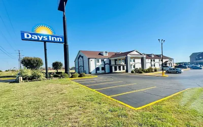 Photo 2 - Days Inn by Wyndham Shawnee