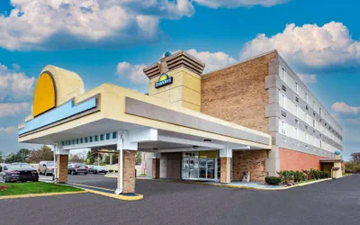 Photo 2 - Days Inn by Wyndham Livonia/Canton/Detroit