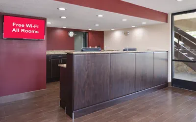 Photo 4 - Red Roof Inn Champaign - University