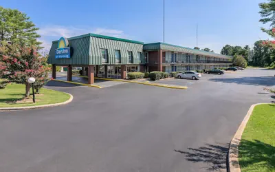 Photo 2 - Days Inn by Wyndham Seneca / Clemson Area
