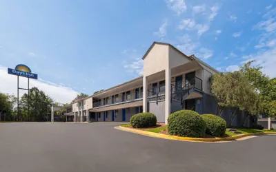 Photo 2 - Days Inn by Wyndham College Park Airport Best Road