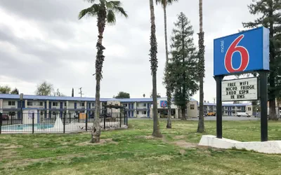 Photo 2 - Motel 6 Visalia, CA