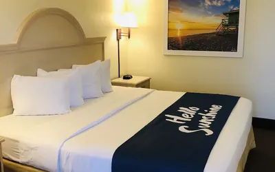 Photo 3 - Days Inn & Suites by Wyndham Navarre - near Beaches/Hurlburt