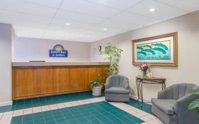 Photo 2 - Days Inn & Suites by Wyndham Navarre - near Beaches/Hurlburt