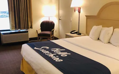 Photo 5 - Days Inn & Suites by Wyndham Navarre - near Beaches/Hurlburt