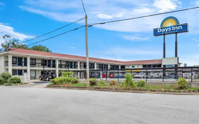 Photo 2 - Days Inn by Wyndham Jacksonville NC