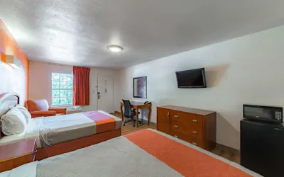Photo 4 - Giddings Executive Inn