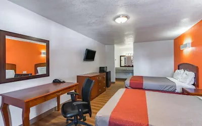 Photo 3 - Giddings Executive Inn
