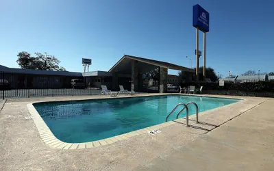 Photo 2 - Americas Best Value Inn Uvalde