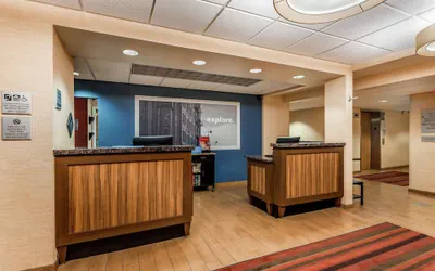Photo 4 - Hampton Inn Milwaukee-Airport