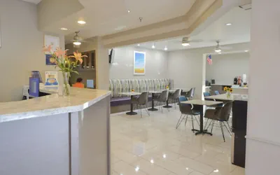 Photo 3 - Days Inn & Suites by Wyndham Airport Albuquerque