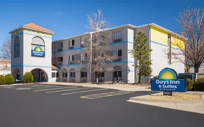 Photo 2 - Days Inn & Suites by Wyndham Airport Albuquerque