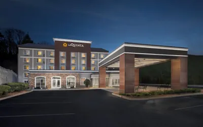 Photo 2 - La Quinta Inn & Suites by Wyndham Downtown Asheville
