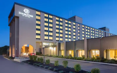 Photo 2 - DoubleTree by Hilton Boston North Shore