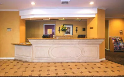 Photo 3 - Oakland Airport Executive Hotel