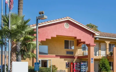 Photo 2 - Econo Lodge Inn & Suites Lodi - Wine Country Area