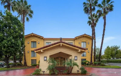 Photo 2 - Days Inn by Wyndham San Diego Vista