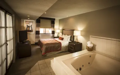 Photo 3 - Ramada by Wyndham Marquette
