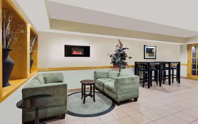 Photo 2 - Ramada by Wyndham Marquette