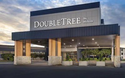 Photo 2 - DoubleTree by Hilton Manhattan, KS
