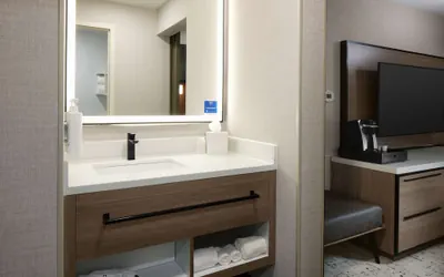 Photo 4 - Hampton Inn Newark Airport