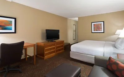 Photo 4 - Holiday Inn Cincinnati-Riverfront by IHG
