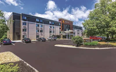 Photo 2 - La Quinta Inn & Suites by Wyndham Salem NH