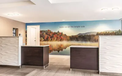 Photo 5 - La Quinta Inn & Suites by Wyndham Salem NH