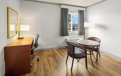 Photo 5 - Days Inn by Wyndham Mt. Vernon