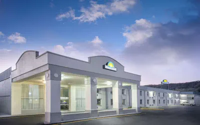 Photo 2 - Days Inn by Wyndham Roanoke/Hollins Near I-81