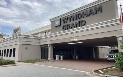 Photo 2 - Wyndham Grand Executive Center Little Rock Airport
