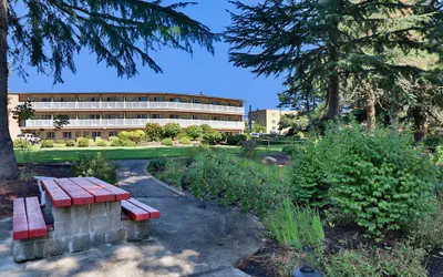 Photo 2 - Riverfront Inn Roseburg