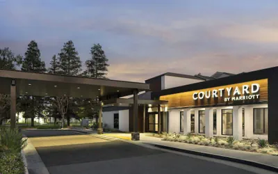 Photo 2 - Courtyard by Marriott Bakersfield