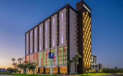 Photo 2 - DoubleTree by Hilton Laredo