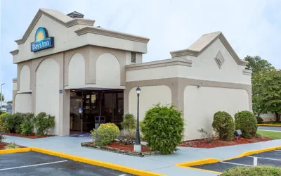 Photo 2 - Days Inn by Wyndham Salisbury