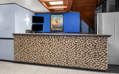Photo 3 - Travelodge by Wyndham Milwaukee