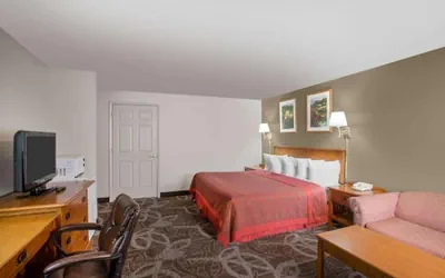 Photo 3 - Royal Inn Provo