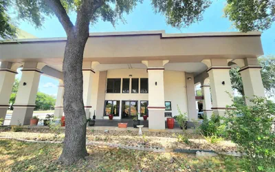 Photo 2 - Days Inn by Wyndham San Marcos