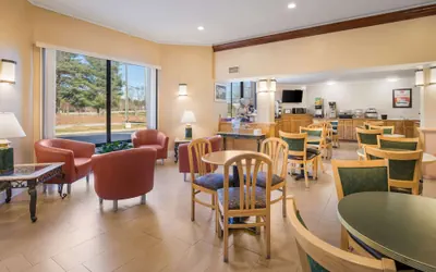 Photo 5 - Econo Lodge Hendersonville