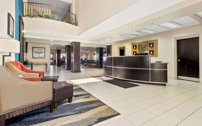 Photo 4 - Comfort Suites Lumberton North