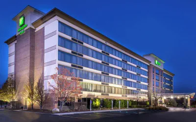 Photo 2 - Holiday Inn & Suites Warren by IHG