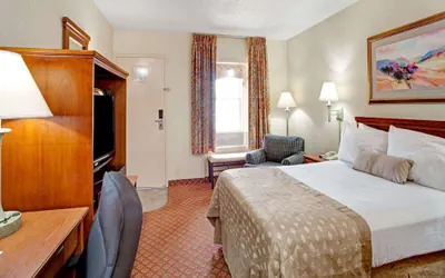 Photo 3 - Ramada by Wyndham West Memphis