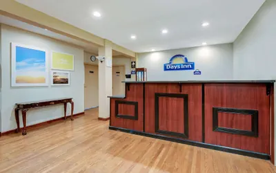 Photo 3 - Days Inn by Wyndham Fairmont