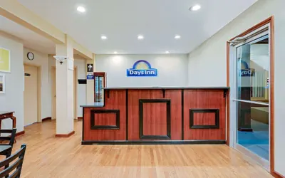 Photo 2 - Days Inn by Wyndham Fairmont