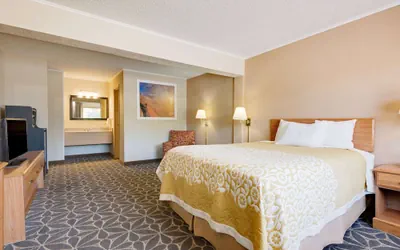 Photo 5 - Days Inn by Wyndham Fairmont