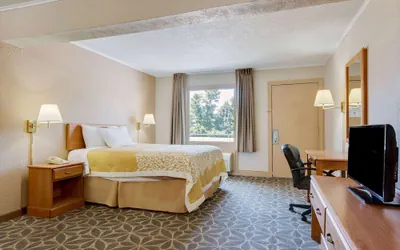 Photo 4 - Days Inn by Wyndham Fairmont
