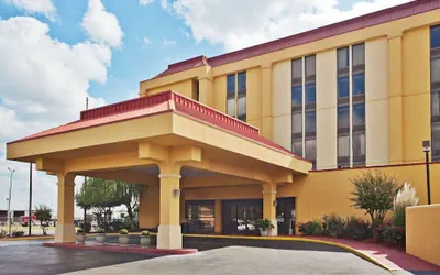 Photo 2 - La Quinta Inn & Suites by Wyndham Memphis Airport Graceland