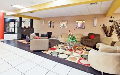 Photo 4 - La Quinta Inn & Suites by Wyndham Memphis Airport Graceland