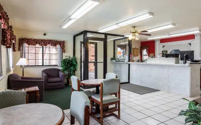 Photo 3 - Econo Lodge & Suites Brinkley