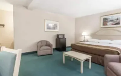 Photo 3 - Travelodge by Wyndham San Francisco Airport North